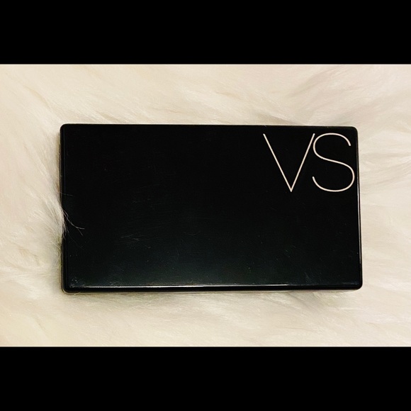 ♦️SOLD♦️NWOT Rare Victoria's Secret Eye Shadow Palette - Picture 2 of 3